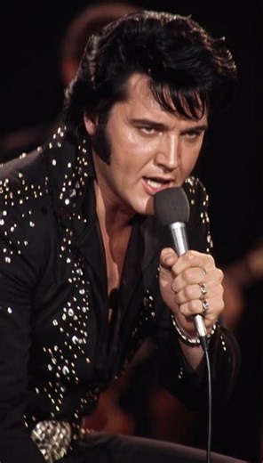 Elvis Presley looks so good in black 🖤