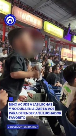 Pequeño acude a las luchas y no duda en defender a su favorito