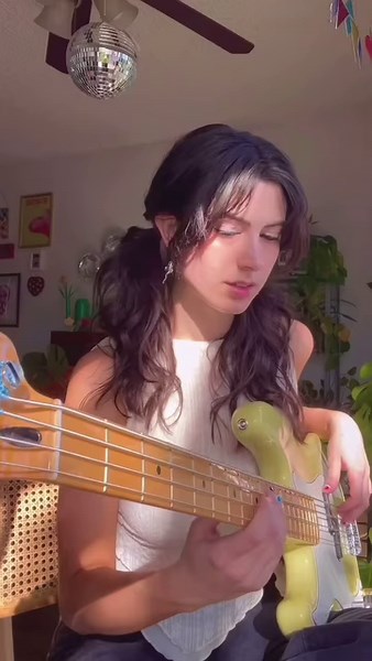 Sophie Potrykus Player II Bass = puro ✨ Consigue el tuyo aquí: https://bit.ly/3XBReMf | Fender