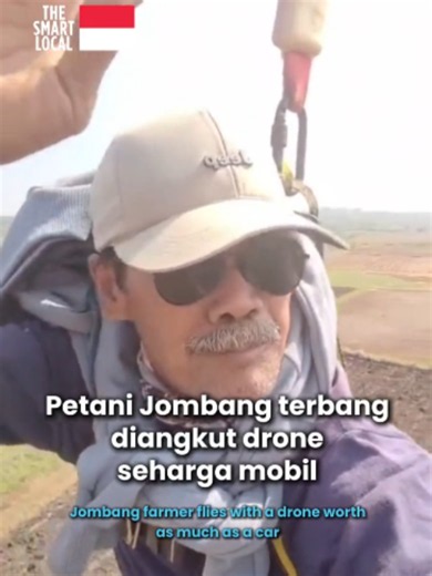 Jombang farmer flies with a drone worth as much as a car In early July, a banana farmer in Jombang drew attention after using an agricultural drone to take flight. The farmer was carried approximately 1.5 kilometers by the agricultural drone, which has a payload capacity of up to 100 kilograms. The unusual scene entertained viewers online while also leaving many surprised by the capabilities of modern drones. #TSLID #Petani #jawatimur#Indonesia #Terbang #Drone
