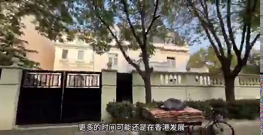 女首富陈丽华去世，据说身家580亿元。虽说死者为大，但为陈丽华唱赞歌前，请先了解一下这位富豪的过去。倒卖文物，是陈丽华第一桶金的来源，应该没有争议。最狠的是：1998年，陈丽华看上了北京王府井东侧的胡同群，这片胡同住着2100户居民，不少四合院是历史厚重的名人故居，陈女士以“危房改造”为名，在拿下地块后采用暴力拆迁手段，仅用28天就完成拆迁。拒绝签拆迁协议的人家，房子被断水断电，院子里被人隔墙扔满垃圾，半夜房顶被掀翻。尽管首都各界人士和文物保护专家近千人联名抗议，但是最终包括史树青、丁西林、邓拓等名人故居在内的大片胡同悉数被拆除，至今许多遗留问题没有解决，很多家庭已两三代人走在艰难维权路上。在这片埋葬很多人家族情怀和美好记忆的土地上，陈丽华建起了每年能给她带来超过10亿租金收入的金宝街。希望在另一个世界，陈丽华女士可以坦然面对那些因为自己家园被强拆而无法瞑目的人们。1998年，京港洽谈会在香港召开，北京带着项目南下香港招商，而在这次的招商会上，陈丽华的富华集团拿下了金宝街项目。这个项目是为了拓展王府井商圈，并实现东城区的旧城改造，既是商业项目，又是地产项目，而这个项目的难题是拆迁，争议