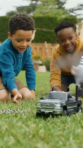 Real Rig Series brings you the LB7 Duramax. Includes a bed full of replacement injectors.