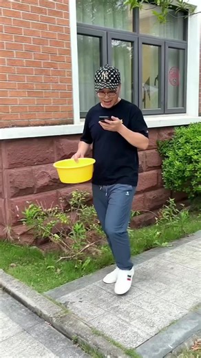 A Heartwarming Lesson in Empathy and Human Decency #humanity #shortsory #uk