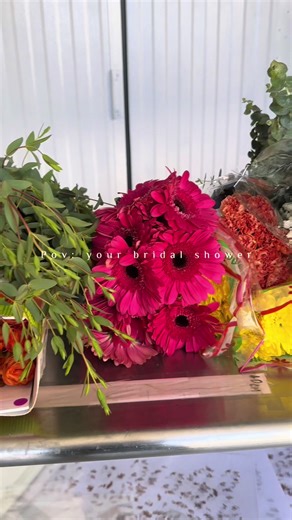 Bridal Shower Flower Bar 🌷💐🥰 • • • • #flowerbar #lasvegasflowerbar #hendersonflowerbar #bloombar #vegasbloombar