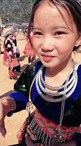 This group of Hmong girls is so cute 🇱🇦