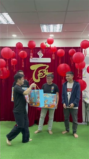 Không khí tưng bừng nhận quà Tết tại công ty S hôm nay #shorts