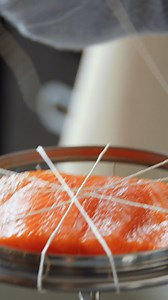 Lachs dämpfen ohne Dämpfeinsatz 🐟💨 Einfacher Trick! So wird Lachs superzart und saftig – ganz ohne spezielles Zubehör! #leckerschmecker #kochtipps #lachsrezept #küchentricks #foodhack | Leckerschmecker