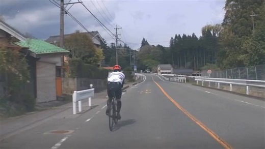 邪魔と思う感情は、理解。法的には、車道中央より左側を走っているため、これは「左端」を走っている。時々、中央を越えているかもしれないが、左端を走れない理由（路面が悪いなど）があったのかもしれない。左端を走行できない場合は、「できる限り」の除外ケースに該当するはず。