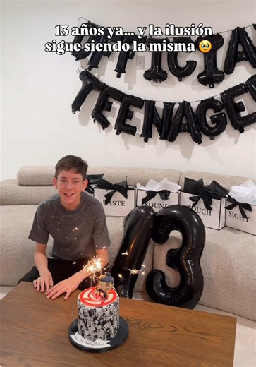 Hoy oficialmente eres un adolescente 🥹 Qué difícil es creer que ya han pasado 13 años desde el día en que llegaste a nuestras vidas y las cambiaste para siempre. 🤍 Nunca cambies la nobleza de tu corazón, esa bondad que te define, tu forma de agradecer hasta las cosas más pequeñas y esa luz que llevas dentro. Nunca dejes de ser ese niño que abraza con el alma, que sonríe con sinceridad y que hace sentir especiales a quienes lo rodean. 😌🥰 Mientras tú abrías cada regalo con esa ilusión, nosotro