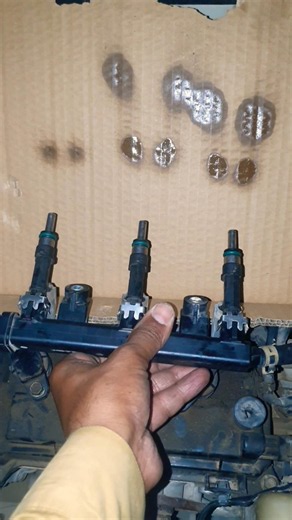 Checking Fuel Injectors on a Car Producing Black Smoke - Injector Spray Test