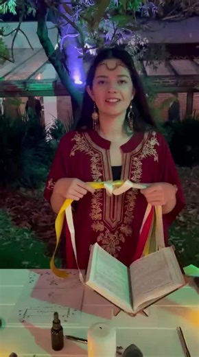 🤍✨ El ritual de HandfastingUn gesto antiguo y profundamente romántico donde las manos de la pareja se entrelazan y se unen con cintas, simbolizando el lazo invisible que los une. Cada nudo, cada color y cada movimiento representa sus promesas, sus sueños y el compromiso de caminar juntos. Un momento íntimo, lleno de magia, perfecto para celebrar un amor que decide unirse para siempre. ✨💫 #bodasimbolica #handfasting #bodaespiritual