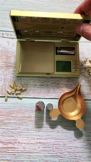 This small, digital pocket scale measures 200g x 0.01g. It features weight calibration and high precision, making it suitable for kitchen use, 0554