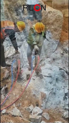 Handheld rock splitting machine