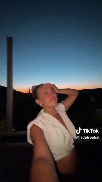 Vidéos de Jade💋 (@jadetroubat) avec son original - 🐰🖤