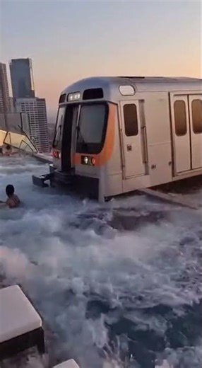 Tren atraviesa piscina en azotea - SebasBayer IA Content