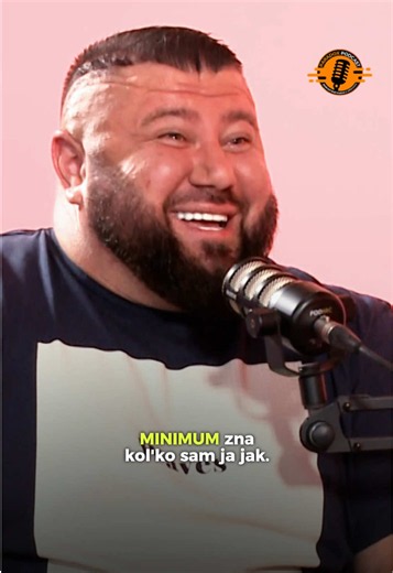 Nedžmin Ambešković prisjeća se zanimljivog susreta sa momkom poznatim kao Minimum, koji ga je dugo prozivao i šalio se na njegov račun. Kada su se konačno upoznali, Nedžmin se iznenadio koliko je Minimum zapravo visok i krupan. Na to je uslijedio odgovor koji ih je obojicu nasmijao: „Pa zar misliš da bih smio da te zezam da nisam ovoliki?“ 😄 🎥 Novu epizodu gledajte na ParadoxPodcastBiH YouTube kanalu, link je u opisu profila #paradoxpodcast #balkanpodcast #paradoxpodcastbih #nedzminambeskovic 