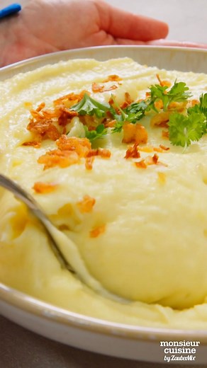 Das beste Kartoffelpüree wird definitiv mit dem Monsieur Cuisine zubereitet, denn es ist unvergleichlich cremig, buttrig und geschmeidig! 😍 🥔 Wie isst du Kartoffeln am liebsten? 🤗 Zutaten für 4 Portionen 🥣 1000 g mehligkochende Kartoffeln, geschält und in Stücken 360 g Milch 1,5 TL Salz 1 Msp. frisch geriebene Muskatnuss 50 g weiche Butter, in Stücken 1️⃣ Kartoffeln Milch und Gewürze in den Mixtopf geben und ohne Messbecher 30 Min. | Stufe 1 | 100 °C garen, dabei den Kocheinsatz als Spritzsc