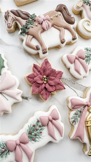 Lindsay Johnson | It’s flower Friday! Let’s pipe a Christmas Poinsettia! This flower was piped with royal icing on a mini 2.3” sugar cookie. I used a... | Instagram