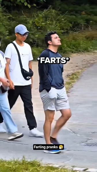 I went around blasting fake fart sounds in public and the reactions were hilarious 😭🤧 |
