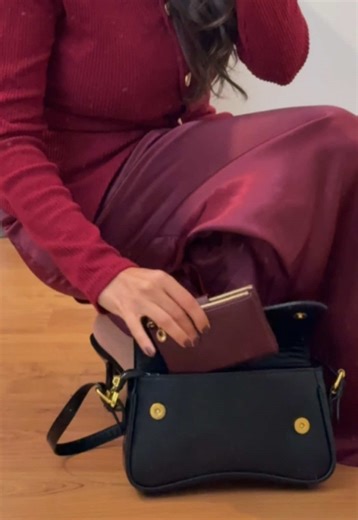 Petit porte-monnaie / portefeuille pratique, tendance et compact — parfait comme idée de cadeau de Noël. Il se glisse facilement dans n’importe quel sac et garde cartes, billets et pièces bien organisés. Small trendy and practical wallet — the perfect Christmas gift idea. Compact, stylish, and easy to carry while keeping your essentials organized. . . #WinterOutfit #TrendyAccessories #FashionGiftIdeas #HolidayStyle #christmasgiftidea