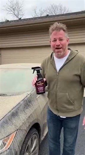 Verleihen Sie dem Lack Ihres Fahrzeugs einen unsichtbaren Schutz. Nach dem Auftragen bildet sich eine hochglänzende, wasserabweisende Schicht, die Flecken und UV-Strahlen wirksam abweist und gleichzeitig die Oxidation verzögert, sodass der Lack dauerhaft wie neu glänzt. #Auto #Pflege #Glanz #fyp