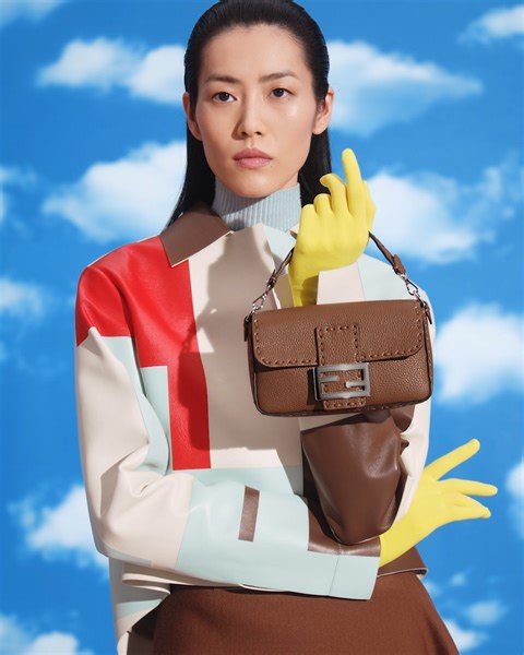 19K views · 2.4K reactions | A walk through the streets of the Eternal City, captured in film by Ned Rogers and photographs by Steven Meisel, the #FendiSS24 campaign tells of Kim Jones' inspiration for the collection – the women of Rome themselves – through references to Fendi Spring/Summer 1999 and other motifs ever-present throughout the Maison's history. The collection launches worldwide on 8 February. | Fendi | Facebook