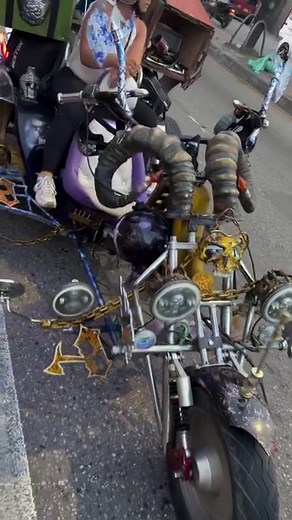 Vean la moto de los locos Adams una versión muy original con un estilo gótico | Libardino