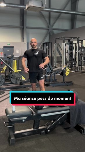 Entraînement intense des pectoraux avec des exercices aux haltères