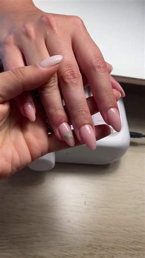 Unhas de verão: nail art simples porém sofisticada