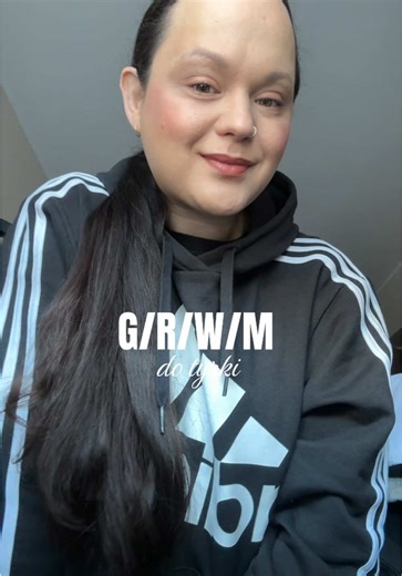G/R/WM do tyrki 👩🏻‍💻 Podkład @L'Oreal Paris Korektor @Lovely Puder @wibopl Konturowanie paleta @lovely Brwi kredka @Eveline Cosmetics Tusz @eveline Usta @essence.cosmetics nr 01 Mgiełka utrwalająca @Glamshop #grwm #grwmmakeup #makijaż #dlaciebie #dc
