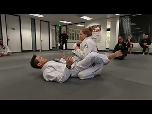 Controlling someone who stands up inside your closed guard