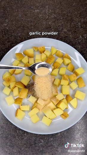 Quick & Easy Healthy Breakfast: Crispy Potatoes and Scrambled Eggs!