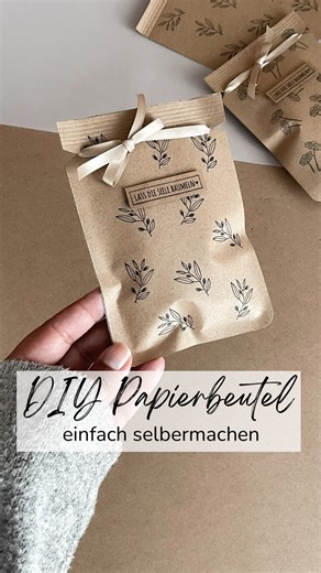 Stempel / DIY / Papier / Folie / 😊Ü-Box on Instagram: "DIY PAPIERBEUTEL MIT CRIMP-EFFEKT - Wie Du diese süße Verpackung aus einem A4 Blatt (2 Stück) und ohne Crimper (Falzbrett ist ausreichend) einfach selbermachen kannst. Würdest Du Dich über diese Mitbringsel freuen? . Wollt ihr dafür auch noch eine langsamere Videoanleitung oder ist diese ausreichend? Lasst es mich gern wissen :) . ✂️So einfach geht’s: Ein A4 Blatt (120g) in 4 Teile schneiden (4x A6). 2 davon habe ich bestempelt (Vorderseite