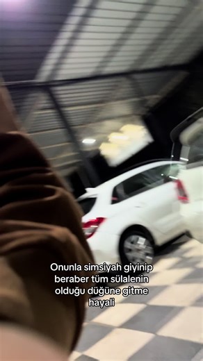 Simsiyah Giyinip Düğün Hayali