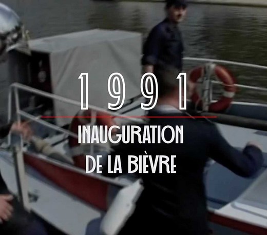 #Histoire Il y a 30 ans, la brigade de sapeurs-pompiers de Paris inaugurait l'embarcation de reconnaissance et de sauvetage (ERS)🛥🚨 surnommée "La Bièvre", un bateau d'intervention qui, à l'époque, était l'engin nautique le plus imposant de la Brigade. Retour en 1991 et vivez ce baptême comme si vous y étiez 😉📽 | Pompiers de Paris