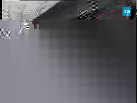 ORADOUR REVIT. Le douloureux souvenir du massacre d'Oradour sur Glane est encore bien présent en 1947 et pourtant, les Actualités Françaises montrent ici la vie qui renaît sur les cendres du village meurtri : «Renaud, le mécano, s'est réinstallé au coin de la route, le cordonnier Machefer a rouvert son échoppe... Senon, le boulanger a rallumé son fournil...» | INA