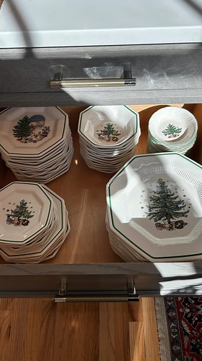 It’s timeeeee… to bring out the Christmas plates and holiday tableware 🎄🍽️ Unpacking all those boxes 📦 can feel overwhelming, but we’ll handle it for you! We’ll organize your holiday tableware 🍴, create a system that makes it easy to use, and have your home festive and ready in no time. Who’s ready to skip the stress and enjoy the season 🎁? #christmasdecorations #christmasdecor #organizing #organizedsystems #homeorganization #christmastime #holiday #charlestonorganizer #professionalorganize