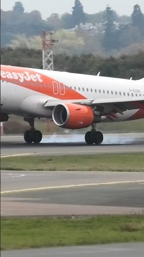 EASYJET A320 LANDING AT LUTON AIRPORT