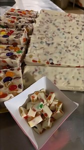 These are my most popular bars. I usually make at least 500 of these at Christmas. It’s a very simple recipe but full of great taste! FULL RECIPE 💬👇 | Easy Recipes