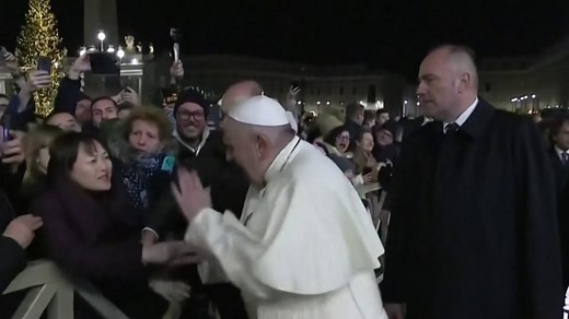 Pope Francis apologizes for slapping woman’s hand