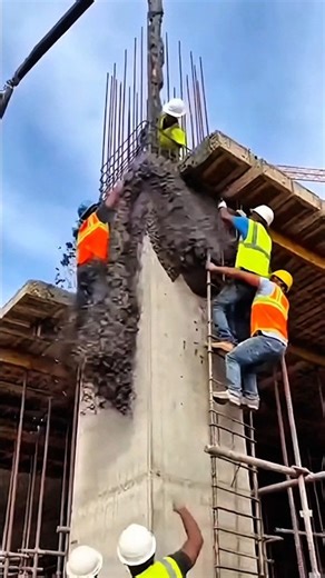 소름돋는 건설현장... 레미콘 쏟아질 때 안에 인부가 있었다?! #fail #construction #engineering #shorts #khabar #work #building