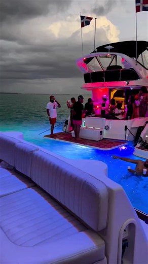 🌅🛥️ ¡Música, atardecer y diversión en el paraíso! 🥂🔥 🌊✨ Music, sunset & unforgettable vibes in paradise! 🥂🎶 📲 ¡Reserva con Punta Cana VIP! #PuntaCanaVIP #YachtParty #SunsetVibes #PuntaCana #BoatParty