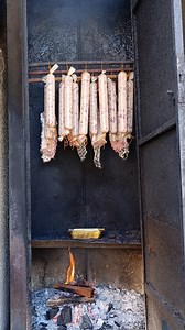 Se arranca este Sábado en la Charcutería.🧑‍🍳 Ahumador encendido fuego🔥humo y el mejor sabor. Así te esperamos hoy estamos todos los días de Lunes a Sábado de 9 a 13.30 hrs. Por la tarde de 17.39 a 21.00 hrs. Domingos de 10 a 13.30 hrs ⌚ | Salumi
