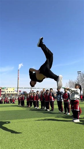 课后体育老师展示惊人的翻滚技巧