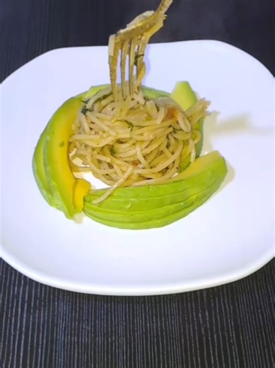 spaghetti ak fèy ak kawòt epi ekrevis li telman bon #vanessacook