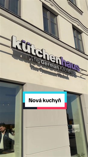 Kuchyň pro mě bude srdce celýho baráku. Takže musí bejt v topu jak designem, tak praktičností a kvalitou. Moje volba padla na @Kutchenhaus Česká republika, kde se od prvního kontaktu cejtím opravdu jako zákazník. 👉 Když si u nich půjdeš objednat kuchyň a v showroomu řekneš heslo: „TAKY BUDU RODIT“, dostaneš grátis: – myčku, kterou si vybereš z katalogu – mojí nejnovější kuchařku – originální pánev FABINI & TK Platí do 31. 3. 2025. 📍 Showroom Brno – střed Opuštěná 227/4 📞 720 591 143 ✉️showroo