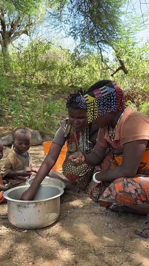 Hadzabe Tribe share everything in the tribe #hadzabetribe #hadzabe #africantribes #bushlife