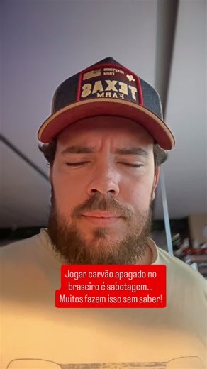 Souza Maia | Buffet de Churrasco on Instagram: "A gordura que escorre da costela não é inimiga — ela é combustível. Pela hidrólise, essa gordura se decompõe, pinga na brasa e intensifica calor, aroma e sabor. Por isso, manejo de fogo é ciência, não improviso. Jogar carvão apagado sobre a brasa ativa quebra o equilíbrio térmico, gera fumaça suja e contamina o resultado final. Fogo bem tratado respeita processo. Churrasco bom começa na brasa, não na carne."