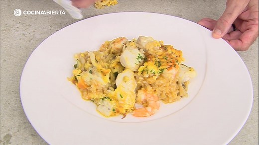 Arroz marinera con costra (arròs amb crosta) ¡un plato tradicional de Alicante elaborado por Karlos Arguiñano! 😉 En Cocina Abierta presentamos una receta de arroz con costra propio del sur de Alicante: Arroz marinero con costra (Arròs amb costra en valenciano), un plato tradicional que se cocinaba en olla de barro y se terminaba en el horno de fuego de leña (ahora emplearemos el horno normal). Receta --> https://www.hogarmania.com/cocina/recetas/arroces-cereales/arroz-marinera-costra-receta-arg