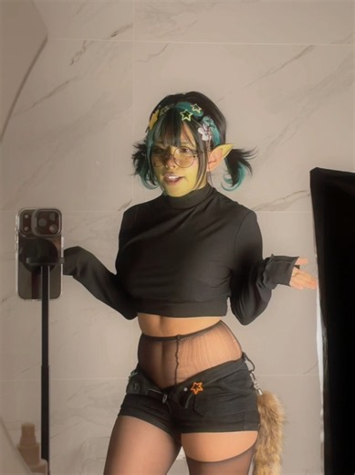 Eso es lo bueno de practicar antes de las fiestas de Halloween supongo jasjas #halloween #cutegirl #kawaiigirl #alien #goblin